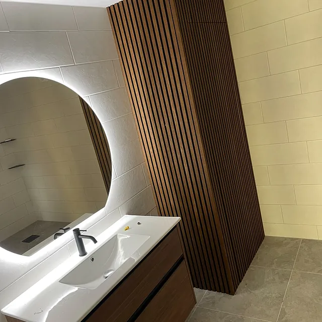 Invändig renovering med akustikpanel och snickeriarbete